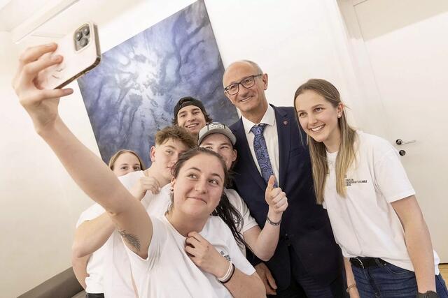 SchülerInnen der Tiroler Fachberufsschule Lienz waren zu Gast bei Anton Mattle - Selfie inklusive. | Foto: Land Tirol/die Fotografen