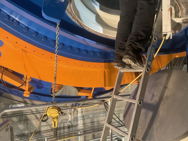 Über eine kleine Luke – das sogenannte Mannloch –kann man in den trockengelegten Raum beim Laufrad gelangen. | Foto: Kathrin Klemm/RMW