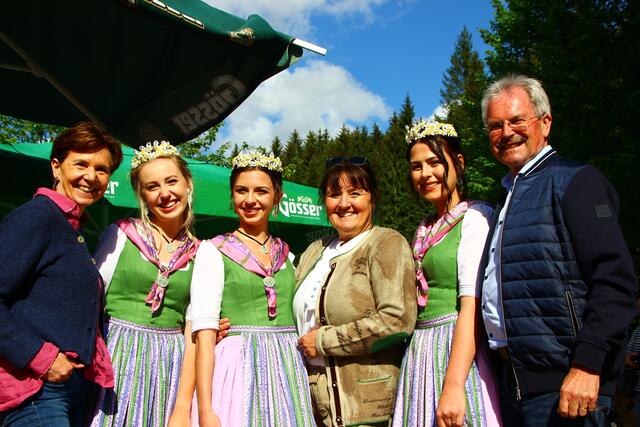 Gipfeltreffen der besonderen Art: Salzburgs Landtagspräsidentin Brigitta Pallauf (v.l.) mit Prinzessin Katharina Thomanek (Abtenau/Salzburg), Königin Lisa Weinhandl (Bad Aussee/Steiermark), Steiermarks Landtagspräsidentin Manuela Khom, Prinzessin Isabella Kain (Tulln/Niederösterreich) und der Niederösterreichische Landttagspräsident Karl Wilfling | Foto: Maria Tiefenbacher-Schöndorfer