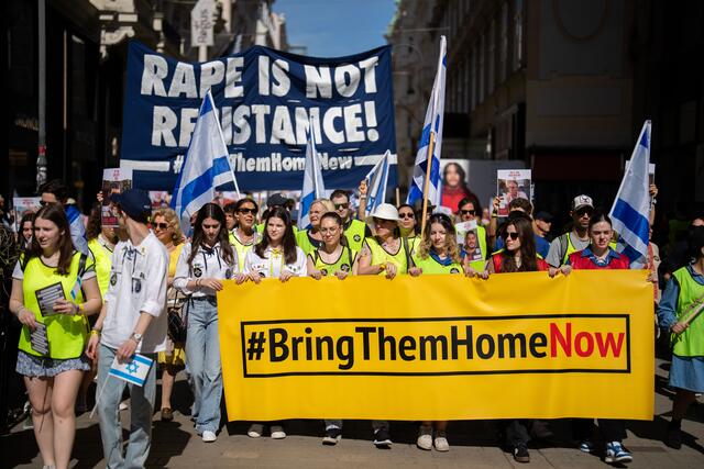 Sechs Monate, genauer gesagt 183 Tage, nach dem Hamas-Angriff am 7. Oktober des vergangenen Jahres, fand in Wien eine Solidaritätsdemo statt.  | Foto: GEORG HOCHMUTH / APA / picturedesk.com
