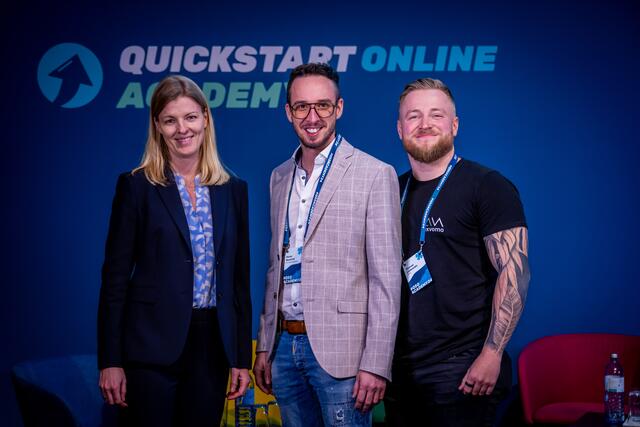 Daniela Plekat, (Interim Country Lead Amazon Österreich), Rainer Neuwirth (Studiengangsleiter Master E-Commerce) und Thomas Leskowsky (Gründer von exvomo) zelebrieren die Zusammenarbeit bei der Quickstart Online Acadamy in Wien.
Copyright: Wirl Photo | Foto: Wirl Photo