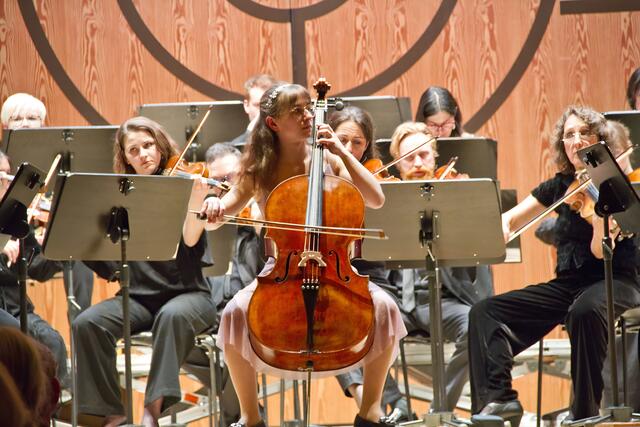 Die Cellistin Lida Limmer begeisterte als Solistin die Konzertbesucher von CAMERATA Salzburg und Studierenden des Institutes Oberschützen.
