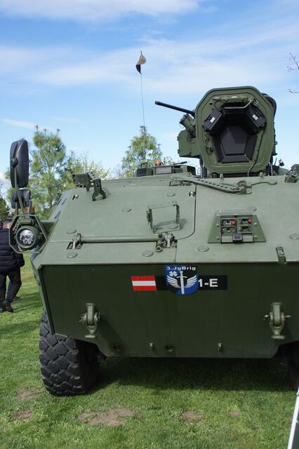 Es werden neue Geräte des Bundesheeres, wie der neue Mannschaftstransportpanzer gezeigt.