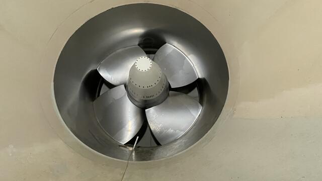 Insgesamt sechs Kaplan-Turbinen erzeugen Strom durch Wasser im Kraftwerk Freudenau. | Foto: Kathrin Klemm/RMW