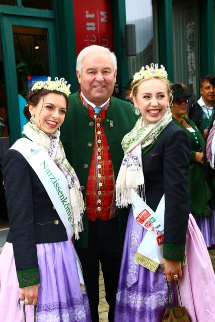 Königin Lisa (v. l.) mit dem mitllerweile Alt-Landeshauptmann Hermann Schützenhöfer und Prinzessin Katharina. | Foto: Maria Tiefenbacher-Schöndorfer