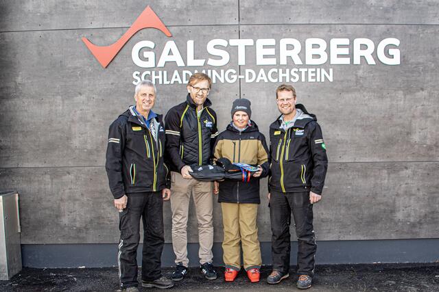 Mitarbeiter des Galsterbergs überreichten dem treuesten Gast der Saison, Adrian Promberger aus Pruggern, ein Überraschungsgeschenk. | Foto: Galsterberg/Sandra Schrempf