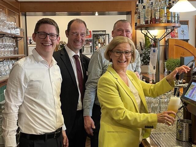 Die Landeshauptfrau zapft sich selbst das Bier. | Foto: Philipp Belschner/MeinBezirk.at