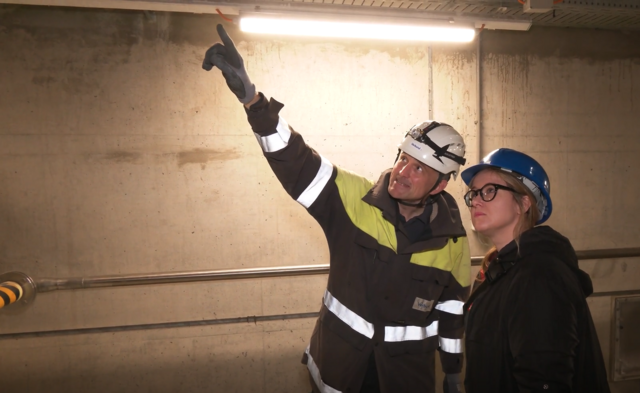 Bei einer exklusiven Führung zeigte Florian Seidl (Verbund AG) die trockengelegten Bereiche der Turbine. | Foto: Andreas Pölzl/RMW