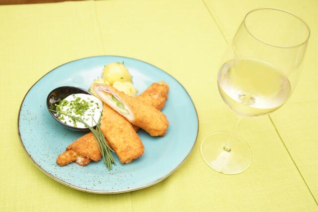 "Spargel Cordon Bleu mit Petersilienkartoffeln und Schnittlauchdip“ zum Nachkochen erstellt von Elke Pröll. Zum Gericht passend empfiehlt sie ein Glas Weißwein: Grüner Veltliner, Muskateller oder ein gemischter Satz. 
 
 | Foto: Helmut Eder