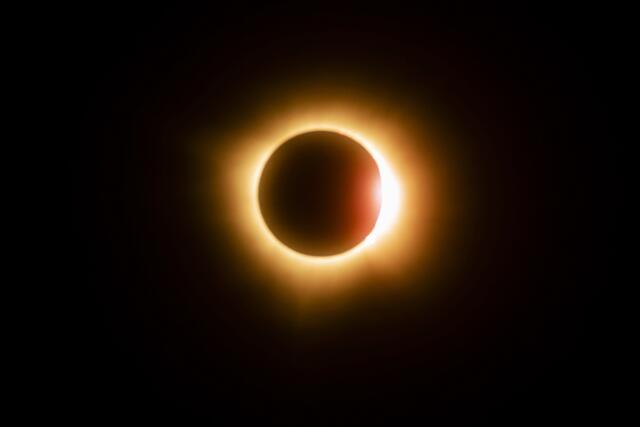 Die totale Sonnenfinsternis zog Millionen von Menschen, von Mexiko bis Kanada, in den Bann. Hier eine Aufnahme, Momente vor der totalen Sonnenfinsternis von Mazatlan aus gesehen (Bundesstaat Sinaloa, Mexiko). | Foto: RASHIDE FRIAS / AFP / picturedesk.com