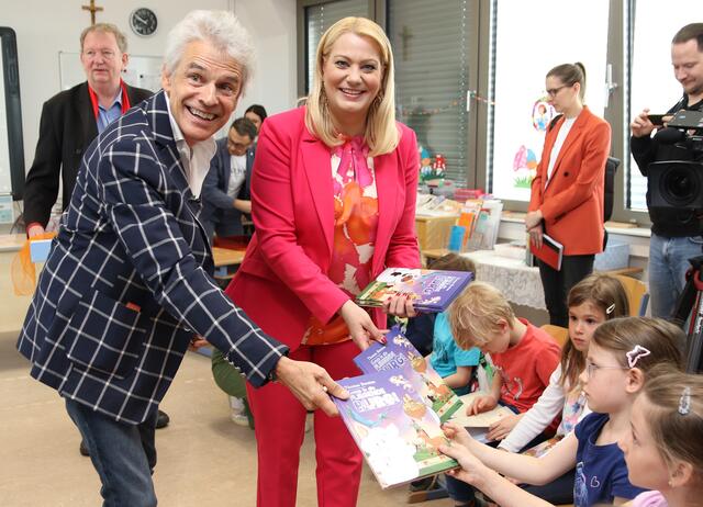 Autor Thomas Brezina und Bildungslandesrätin Daniela Winkler lasen aus dem Buch „Die fliegende Burg“ vor und verteilten die ersten, vom Autor signierten Exemplare an die Kinder des Kindergartens und der VS Weiden am See | Foto: Kathrin Santha
