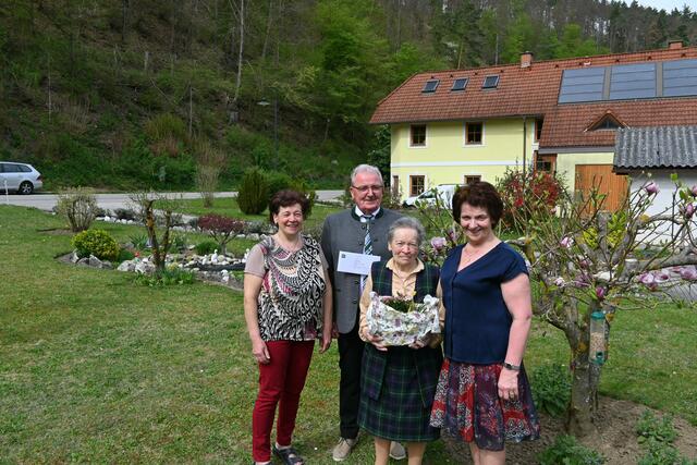Pummer Monika (Tochter), Rudolf Simlinger (NÖ Senioren), Helga Schebeck, Bgm. Ludmilla Etzenberger | Foto: Stadtgemeinde Gföhl