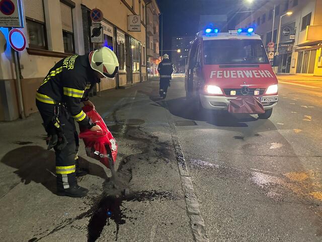 Die Stadtfeuerwehr Oberwart musste eine kilometerlange Ölspur binden. | Foto: Stadtfeuerwehr Oberwart