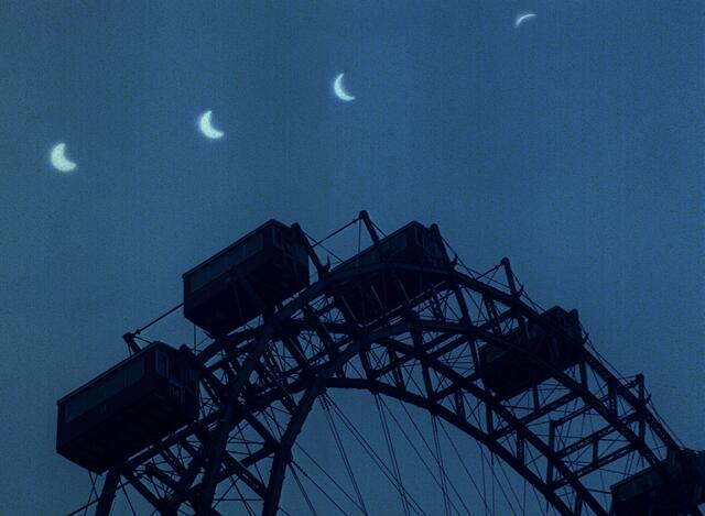Vier Phasen der sich verfinsternden Sonne über dem Wiener Riesenrad, aufgenommen am 11. August 1999. | Foto: SCHLAGER Roland / APA / picturedesk.com 