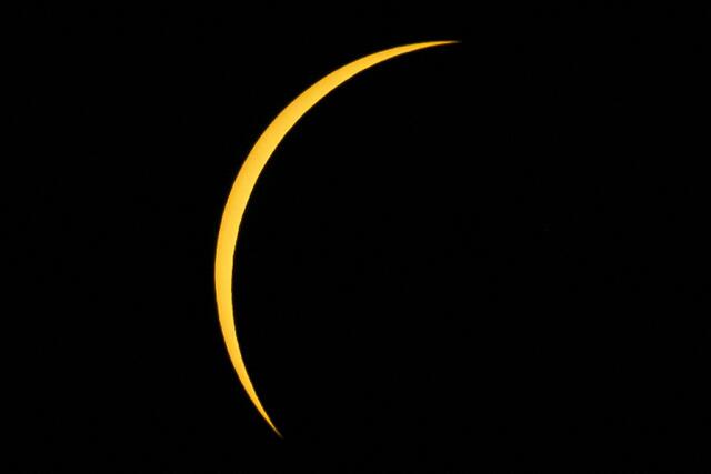 Der Mond beginnt, die Sonne während der totalen Sonnenfinsternis in Mazatlan, Bundesstaat Sinaloa, Mexiko, am 8. April 2024 zu verdecken. | Foto: RASHIDE FRIAS / AFP / picturedesk.com