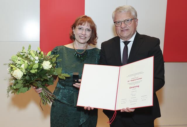 Die ehemalige Stadträtin Regina Fechter freut sich über den von Bürgermeister Klaus Luger überreichten Ehrenring samt Urkunde. | Foto: Stadt Linz
