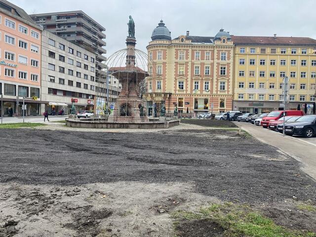 Ein Platz wird revitalisiert. Das dauert. | Foto: Herbert Waltl