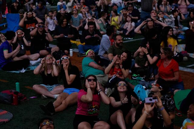 Die totale Sonnenfinsternis zog die Massen an. | Foto: JEFF KOWALSKY / AFP / picturedesk.com 