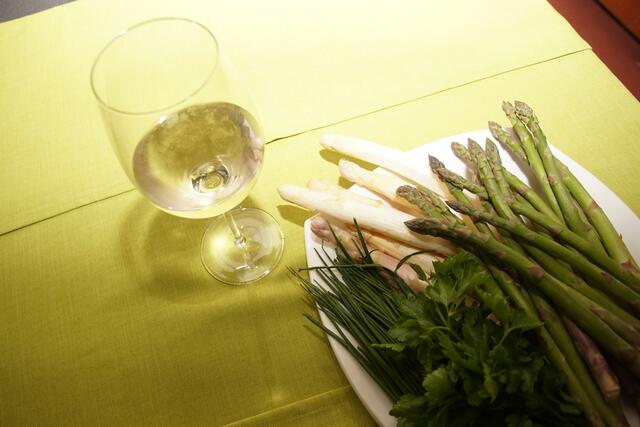 Grüner und weißer Spargel sind bei uns die gängisten Spargelarten.  | Foto: Helmut Eder