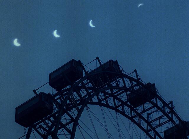 Vier Phasen der sich verfinsternden Sonne der Sonnenfinsternis über dem Wiener Riesenrad, aufgenommen am 11. August 1999. | Foto: SCHLAGER Roland / APA / picturedesk.com 