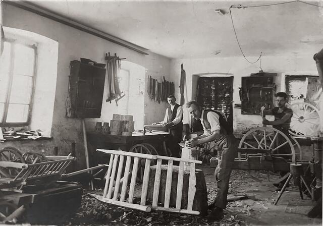 Auf dem Foto aus dem Jahr 1925 ist die Wagnerei Steidl in Burgkirchen zu sehen. Links hinten steht Wagnermeister Max Steidl. | Foto: Schwarz