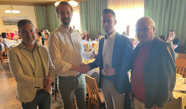 Obmann-Wechsel beim SK Askö Greuth: Markus Ronacher (2. von links) übernimmt von Alexander Luschnig (2. von rechts). Bürgermeister Markus Lakounigg (links) und Askö-Kärnten-Präsident Anton Leikam gratulieren. | Foto: Schäfermeier
