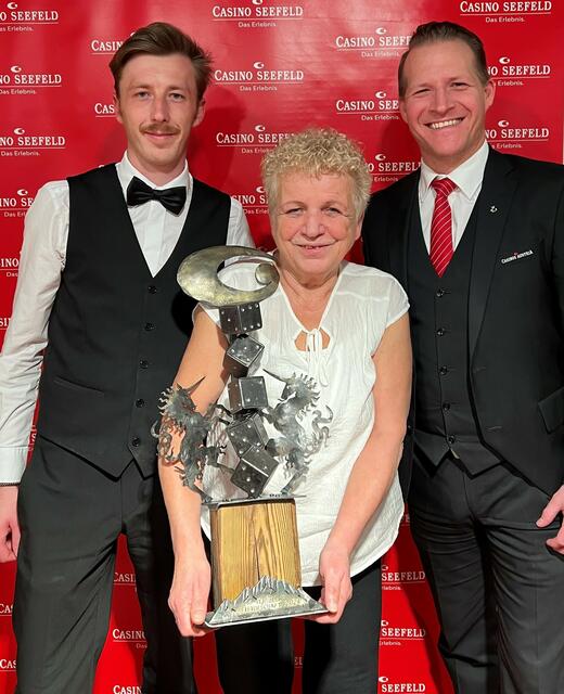 Siegerfoto Paschen: Alois Schöpf (Croupier Casino Seefeld), Tiroler Pasch-Meisterin Andrea Mantl-Mussak, Floor Manager Alexander Wikipil (v.li.n.re.). | Foto: Casinos Austria