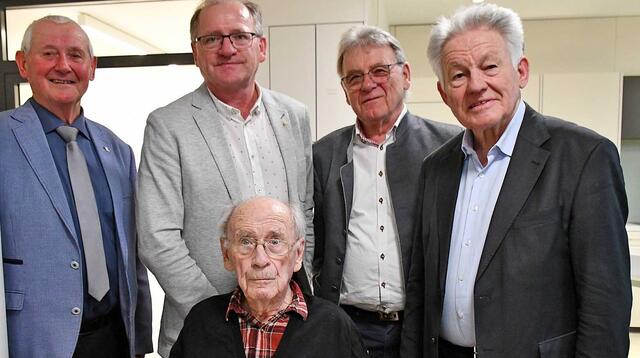 Jubilar Erwin Kernecker (vorne) mit Seniorenbund-Bezirksobmann Erwin Pachner, Schönaus Bürgermeister Herbert Haunschmied, Franz Klinger (Seniorenbundobmann von Schönau) und Seniorenbundobmann-Landesobmann Josef Pühringer (von links). | Foto: Erwin Pramhofer