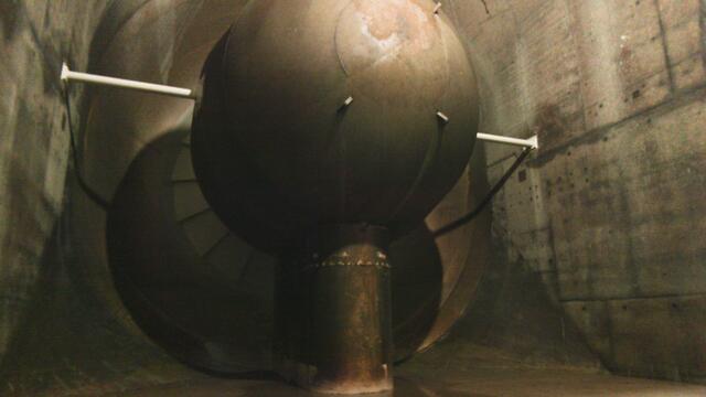 20 Meter unter dem Wasserspiegel wird der hintere Teil des Generators und der trockengelegte Raum besichtigt und Arbeiten durchgeführt. | Foto: Andreas Pölzl/RMW