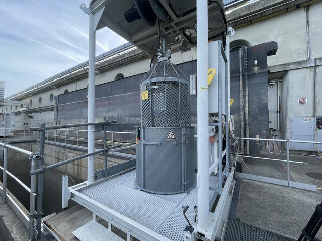 Mit einer kleinen Gondel geht es in die tiefste Stelle des Kraftwerks – 20 Meter unter dem Wasserspiegel. | Foto: Kathrin Klemm/RMW