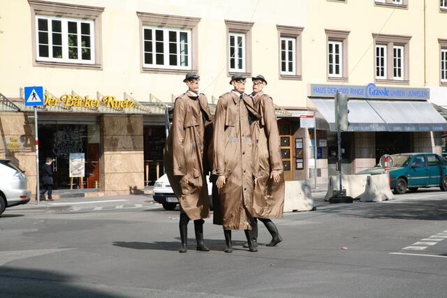 Ratlos suchen die Herren die dazulassenden Frauen. Damit SIE wissen - wohin sie gehen ...sollen. | Foto: Marcantonio Marino