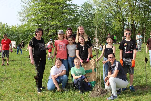 Einige der fleißigen Schülerinnen und Schüler mit Gaby Mayrhofer vom Verein "Guute Bäume" und Direktorin Maria Reindl. | Foto: BRS/Köck
