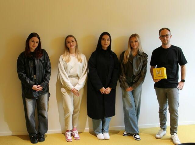 Von links: Magdalena Mayrhofer, Lena Seidl, Meldisa Aldžić und Maja Stojanovic mit Fabian Kronewitter (Leitung Offene Jugendarbeit Hilfswerk Salzburg). | Foto: Hilfswerk Salzburg