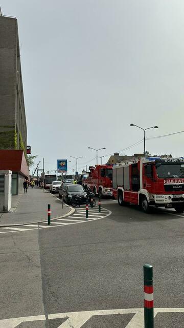 Ein Löschfahrzeug der Berufsfeuerwehr Wien ist Dienstagmittag mit einem Wiener Linien Bus zusammengestoßen. | Foto: z.V.g.