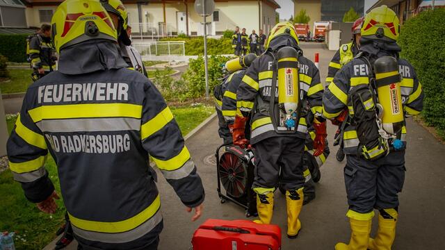 Eine Sperrzone wurde um den Gesundheitsbetrieb eingerichtet. | Foto: LFV Steiermark/Karner