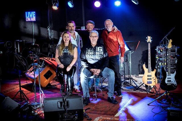 Die Doe-Family bei der Arbeit. | Foto: Ask John Doe