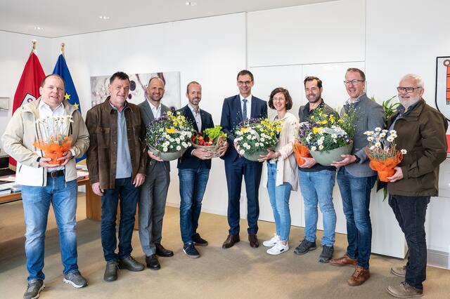 Blumengruß von Vorarlbergs GärtnerInnen und Floristinnen (im Bild v.l.: Hilmar Müller, Markus Karg, LR Marco Tittler, Alexander Angeloff, LH Markus Wallner, Regina Metzler, Florian Stadelmann, LR Christian Gantner und Harald Rammel).  | Foto: Land Vorarlberg/A.Serra 