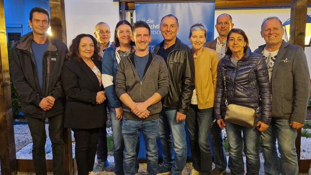 V.l.: Die Vorstandsmitglieder Peter Zimmermann und Adelheid Lüthi-Keller, Finanzreferent Josef Mössler, Schriftführerin Heike Kempf-Aberham, Obmann Thomas Stuefer, BPO NR Peter Wurm, Rechnungsprüferin Erika Tanzer, Obmann-Stv. Thomas Meyer, Rechnungsprüferin Sabina Herrnegger und der Regionaulbeauftragte der FPÖ Tirol Andreas Gspan | Foto: FPÖ
