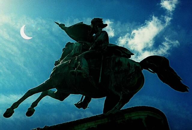 Die Sonnenfinsternis vom 11. August 1999 über dem Erzherzog Karl-Denkmal am Wiener Heldenplatz. | Foto: Techt Hans Klaus / APA / picturedesk.com