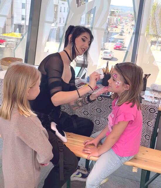 Der Kinderschminktisch erfreute sich großer Beliebtheit. 