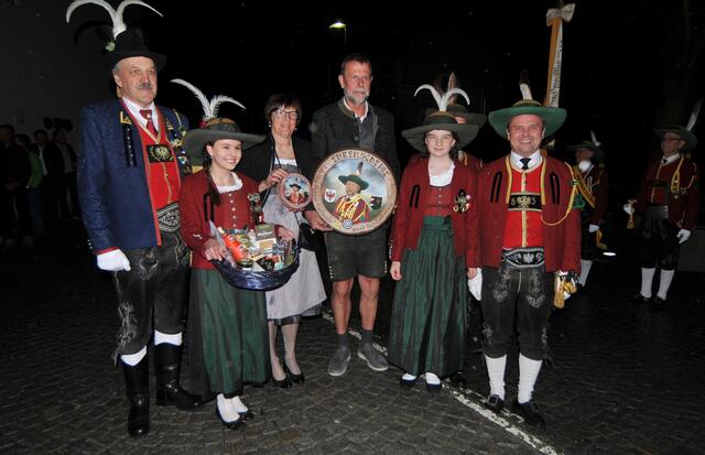 Der Jubilar mit Gattin Martina, flankiert von Baon-Kdt.-Stellvertreter Anton Schmid, Obmann Hannes Ziegler und Jungmarketenderinnen. | Foto: Dietmar Gspan