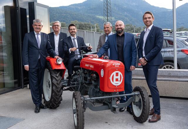 Die dritte Lindner-Generation übergibt das Steuer an die vierte Generation (v.l.): Hermann, Stefan, David, Rudolf, Christoph und Manuel Lindner. Hier im Rahmen der Feierlichkeiten zum 75. Jubiläum. | Foto: Lindner Traktoren