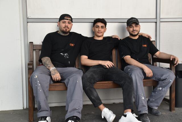 Das Handwerkteam Alex, Ruend und Dejan (v. l.) verschönern das Kolpinghaus regelmäßig. | Foto: Karl Pufler/RMW