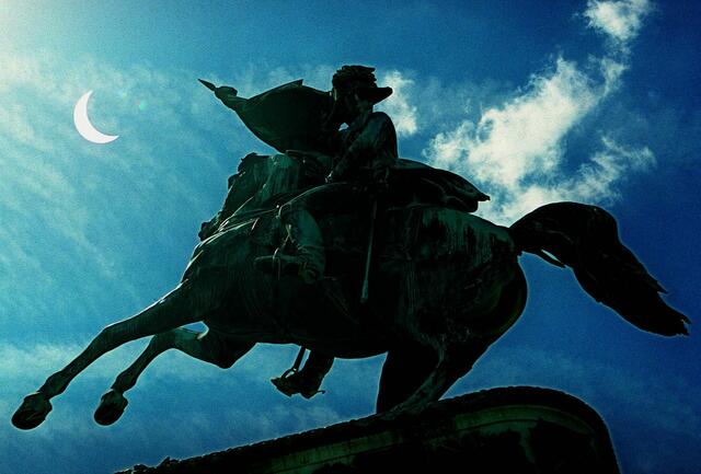 Die Sonnenfinsternis vom 11. August 1999 am Heldenplatz. | Foto: Techt Hans Klaus / APA / picturedesk.com