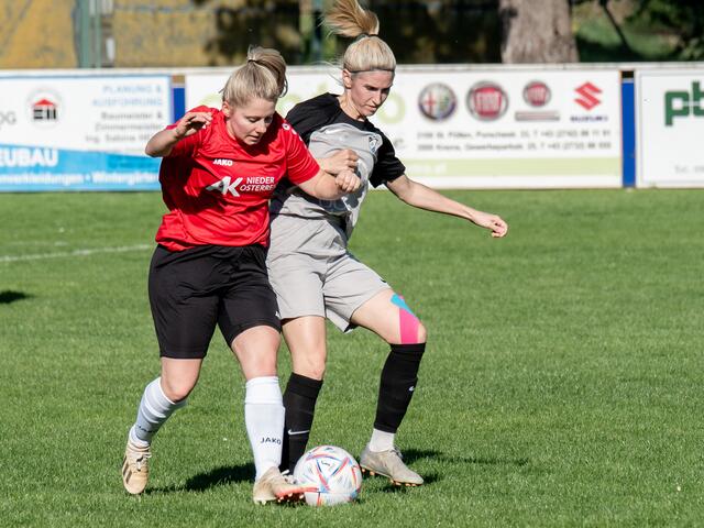 Bettina Rohrmüller (links rotes Trikot) im Zweikampf | Foto: Pfaller Stefan