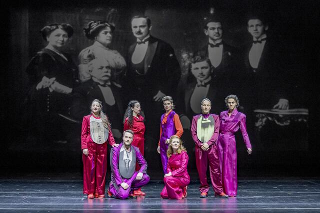 Eine andere Art der Familienaufstellung:  das grandiose Ensemble der Uraufführung von Meriel Schindlers biografischer Erzählung "Café Schindler" im Großen Haus des TLT. V. li. n. re: Marion Reiser, Philipp Rudig, Cansu Şîya Yıldız, Julia Posch, Sara Nunius, Christoph Kail, Tommy Fischnaller-Wachtler. | Foto: Birgit Gufler