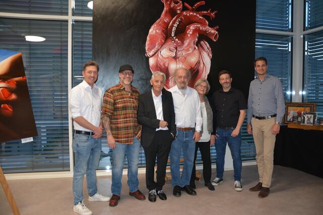 Bei der Vernissage „Zone goes Haus der Musik“ v.l. Kulturreferent Sebastian Feiersinger, Paul Madreiter, Adi Haaser, Rudi Schwarz, Hannelore Rueland, Andy Winderl und Bürgermeister Michael Riedhart.  | Foto: Veronika Spielbichler