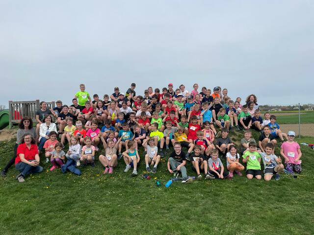 Die Schulkinder der Volksschule Großdietmanns hatten großen Spaß beim Laufen. Im Bild: Alle Schülerinnen und Schüler mit den Lehrkräften. | Foto: Regina Trisko