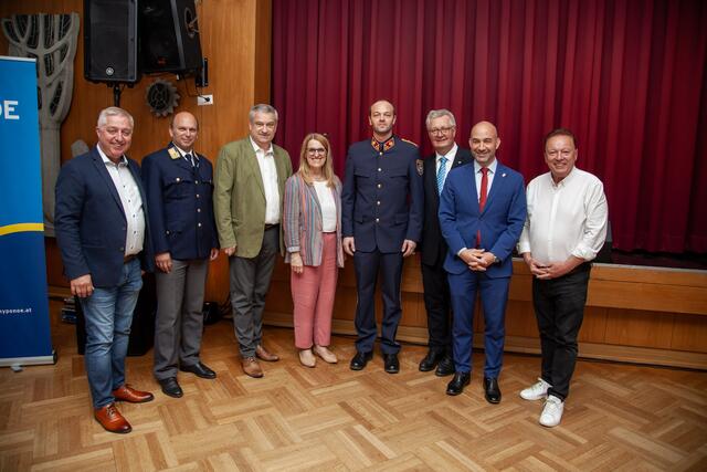 v.l.: Werner Herbert, Nationalratsabgeordneter

Markus Schimböck, Präsident Wasserrettung NÖ

Markus Plöchl, Bürgermeister Enzersdorf an der Fischa

Ulrike Königsberger-Ludwig, Landesrätin

Hptm. Peter Hochegger, Landespolizeidirektion NÖ

LAbg. Bürgermeister Christoph Kainz, Präsident NÖZSV

Christoph Luisser, Landesrat

Hannes Weninger, Landtagsabgeordneter | Foto: NÖZSV