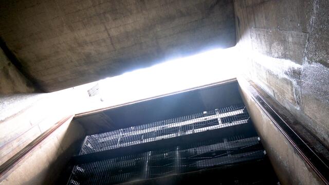 Müssen Teil der Turbine ersetzt werden, werden sie durch diesen Freiraum in den Untergrund gebracht.  | Foto: Andreas Pölzl/RMW